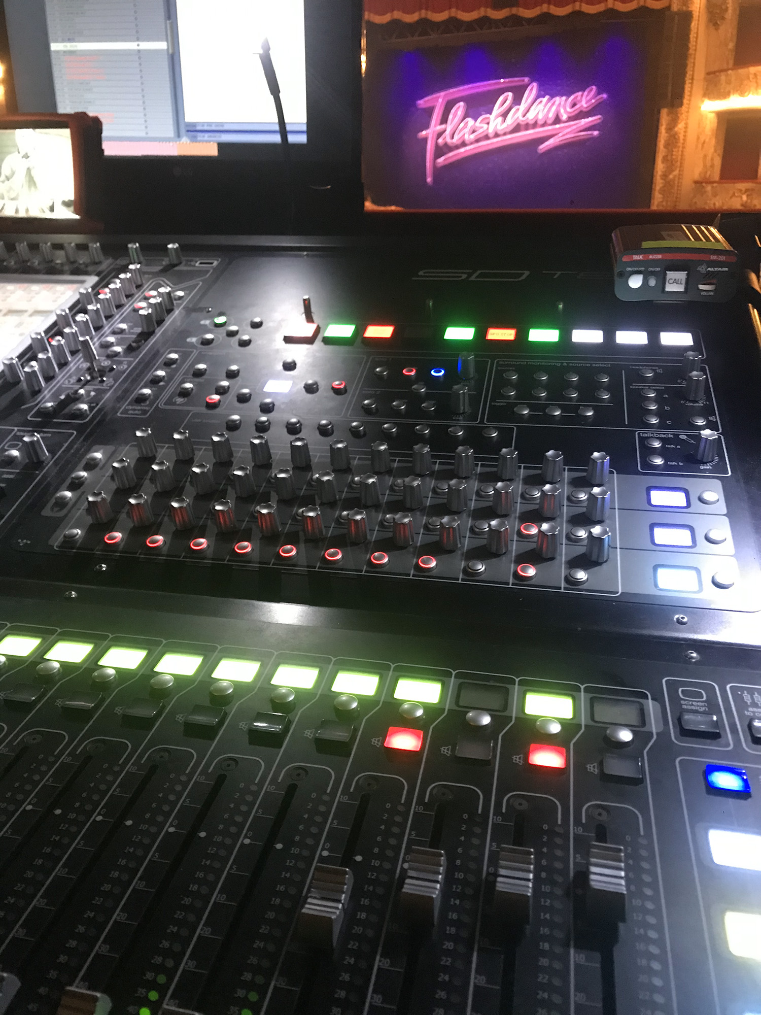 Actuación de Flashdance controlado con mesa de mezclas Digico