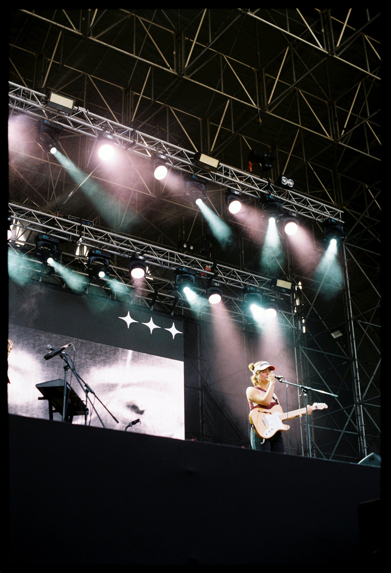 Actuación de una cantante en el Festival Embassa't