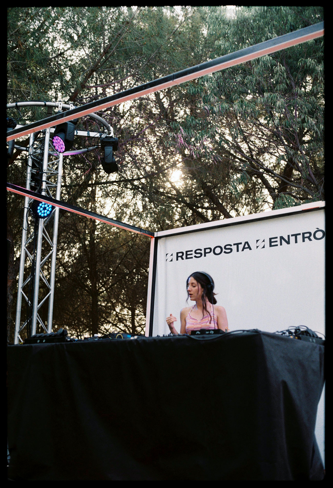 Mujer DJ con mesa de mezclas en el festival Embassa't