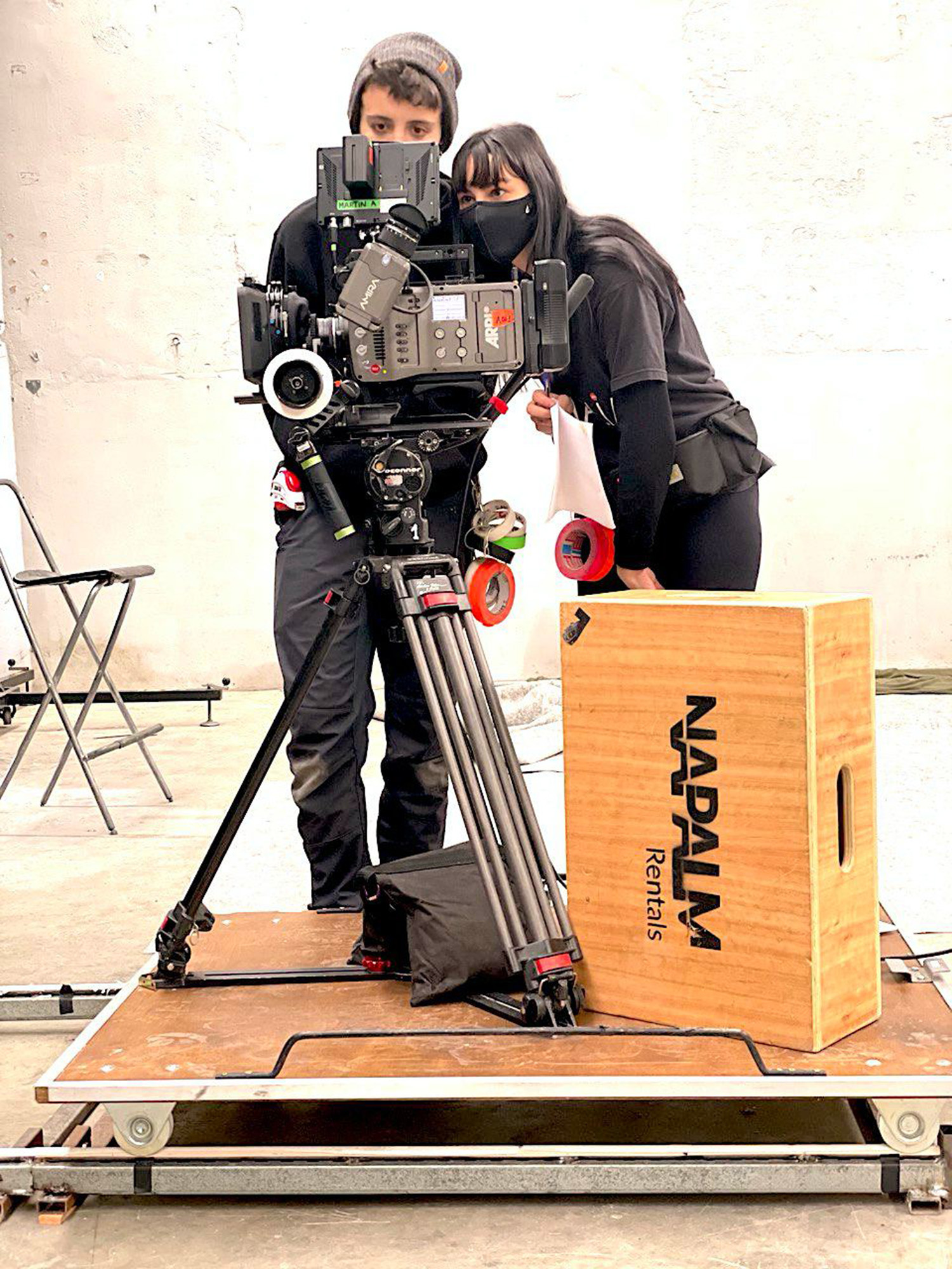 Equipo videografos con cámaras preparadas para grabar un videoclip