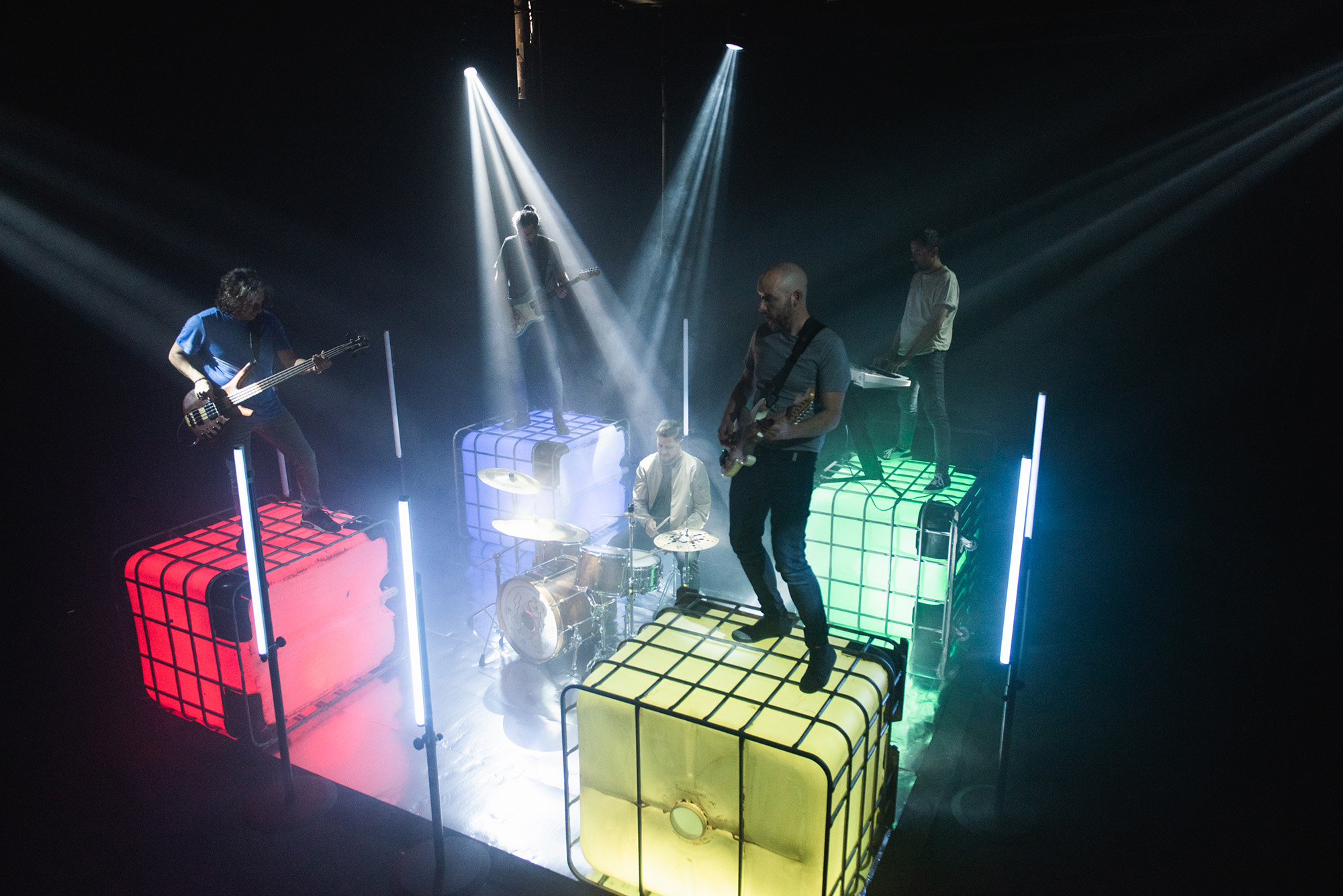 Grupo musical tocando mientras graban un videoclip