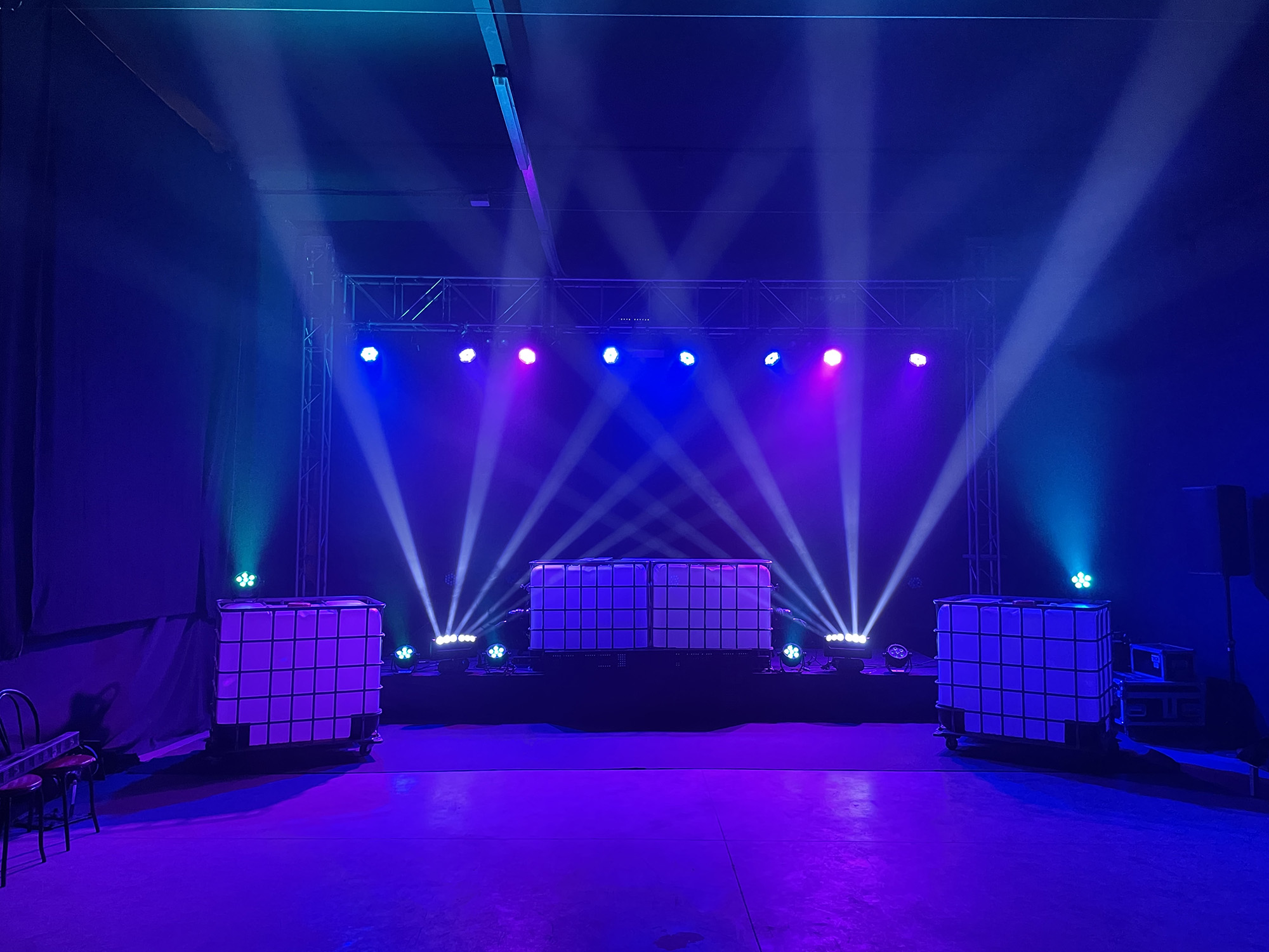 Stage con luces neón montado para rodar un videoclip musical