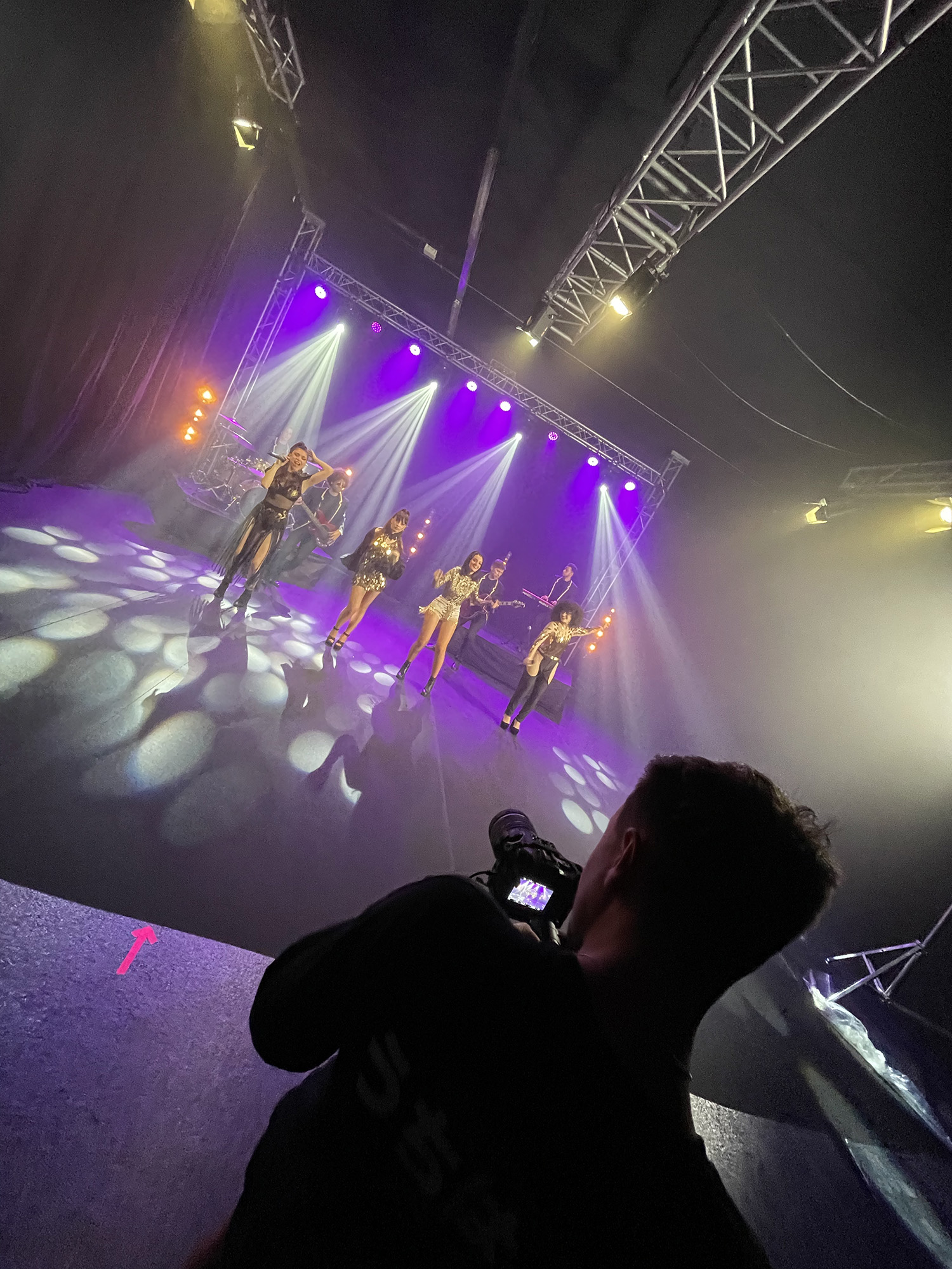 Videografo grabando el vidoclip de unas cantantes en un stage