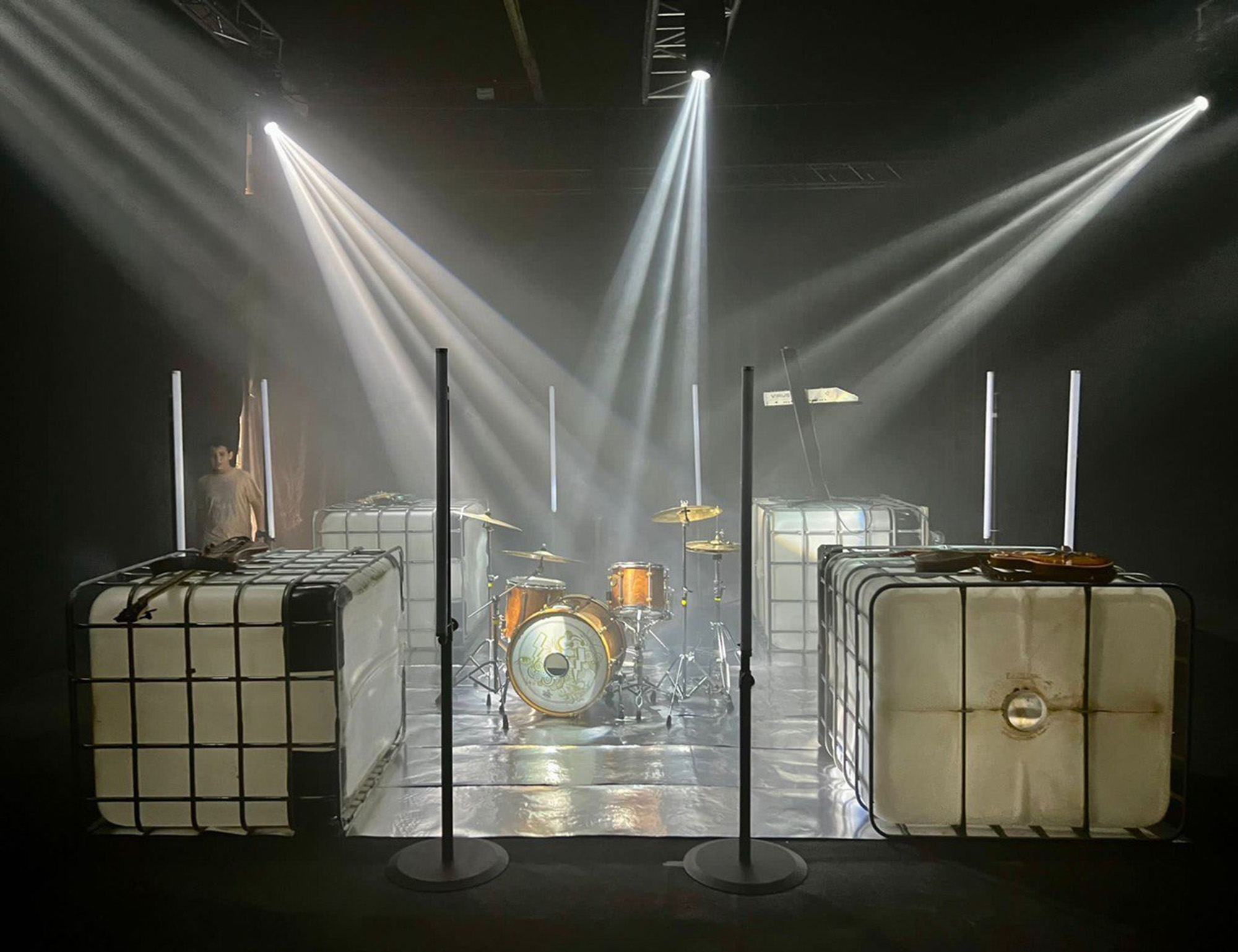 Stage con luces montado para rodar un videoclip musical